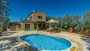 A stone house with a swimming pool, outdoor furniture, and a lifebuoy. - Wonderful private villa for 6 people with private pool, A/C, WIFI, TV and terrace (Felanitx)