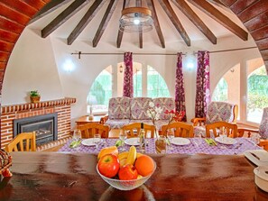 Dining - Stunning private villa for 9 guests with A/C, private pool, WIFI, TV, patio and pets allowed (Calpe)