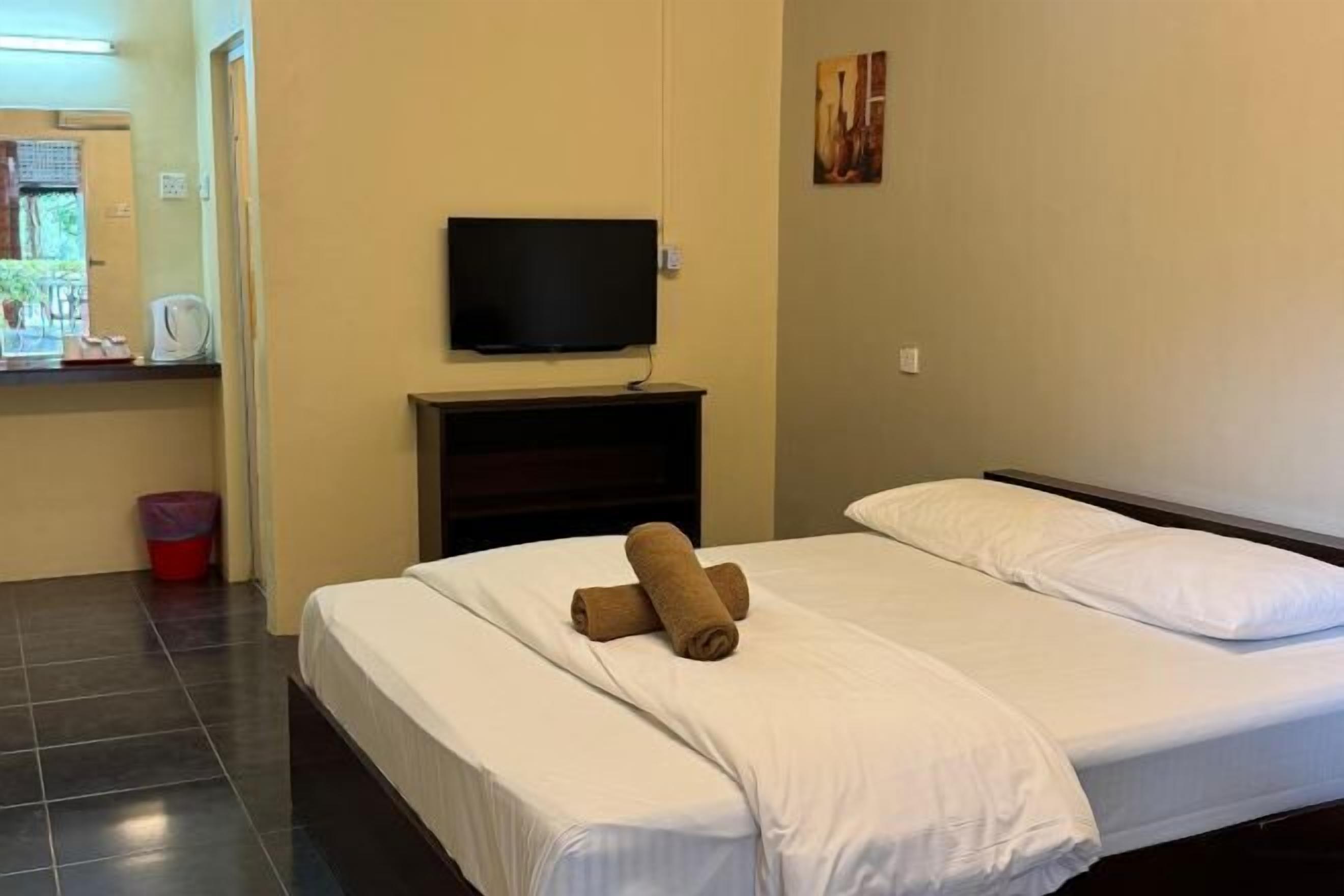 Bàn, bàn ủi/dụng cụ ủi quần áo, bộ trải giường 