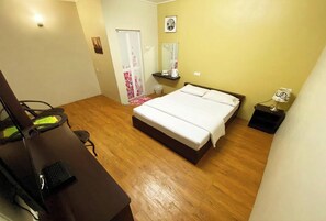 Deluxe Room | Meja, seterika/papan seterika, cadar katil 