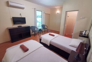 Grand Deluxe Riverside Room | Desk, iron/ironing board, bed sheets - Sabak Awor Resort (Muar)