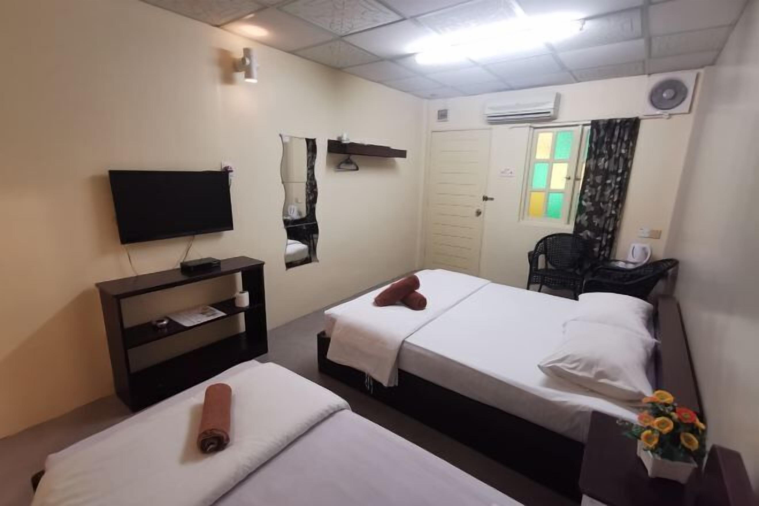 Bàn, bàn ủi/dụng cụ ủi quần áo, bộ trải giường 