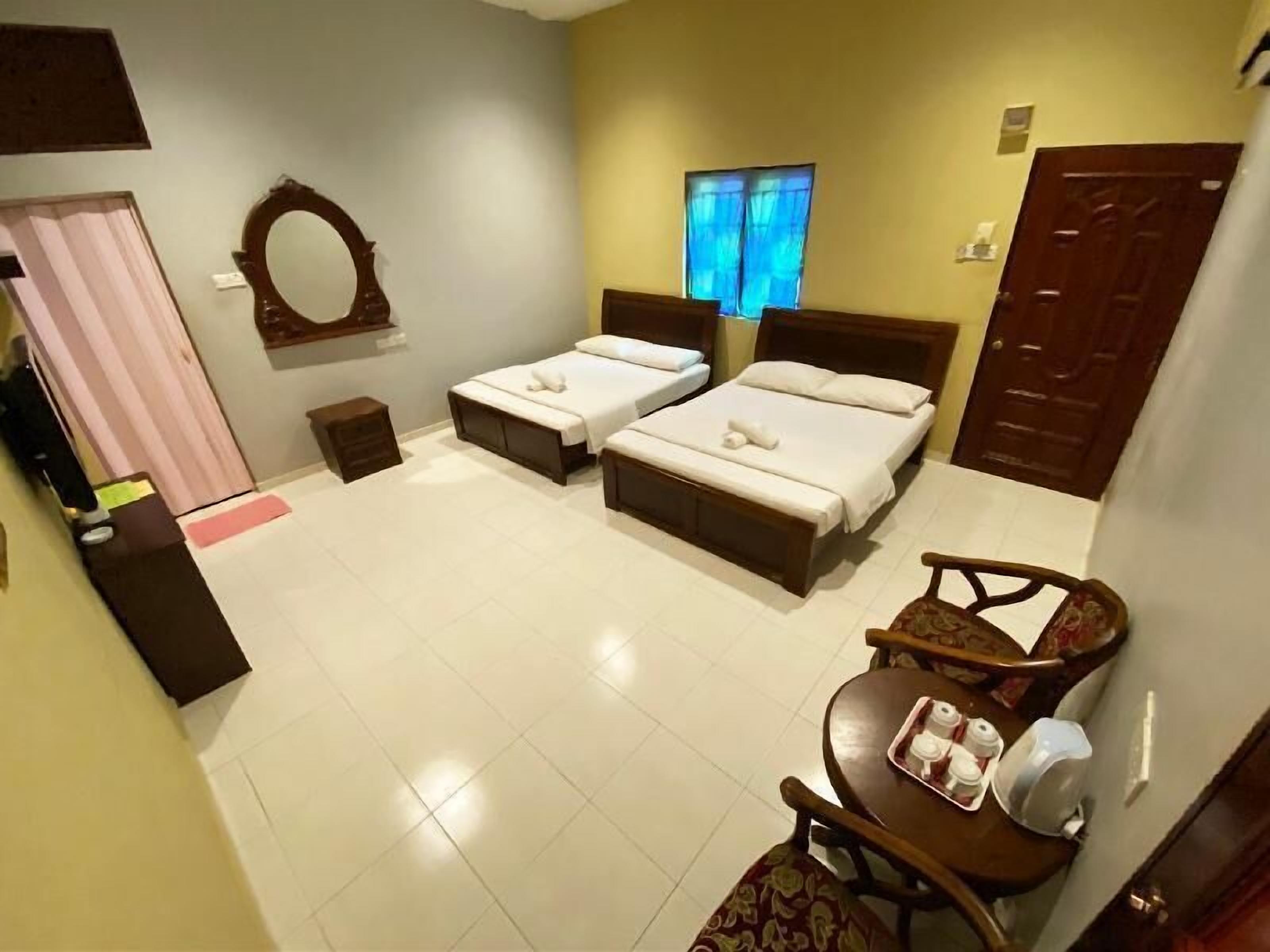 Meja, seterika/papan seterika, cadar katil 