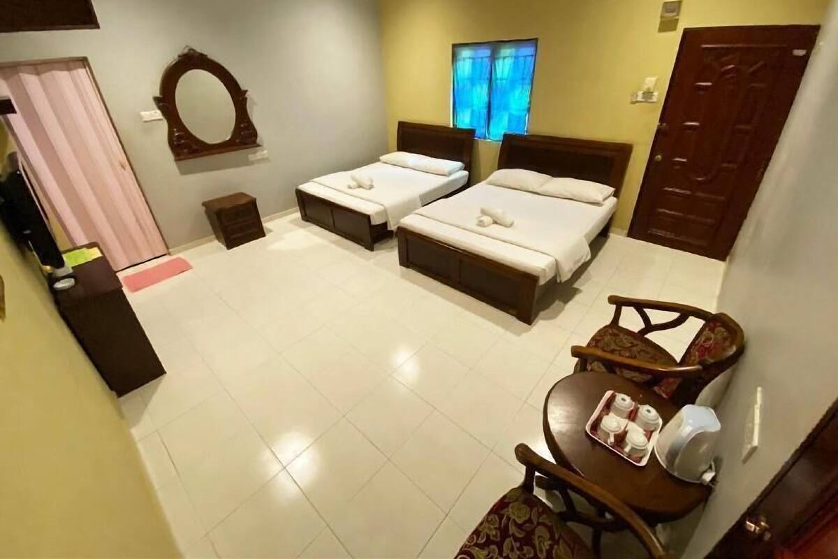 Meja, seterika/papan seterika, cadar katil