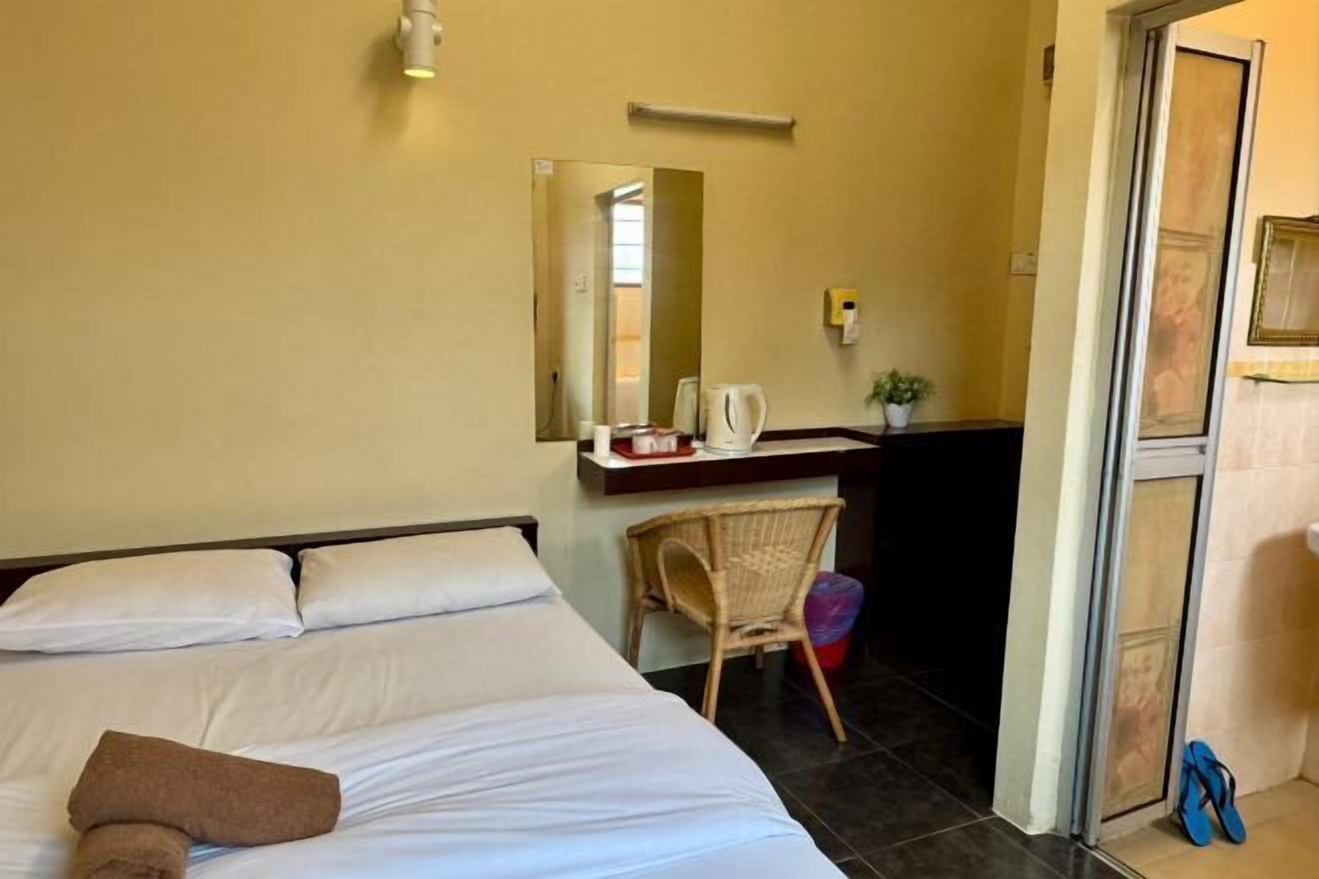 Bàn, bàn ủi/dụng cụ ủi quần áo, bộ trải giường 