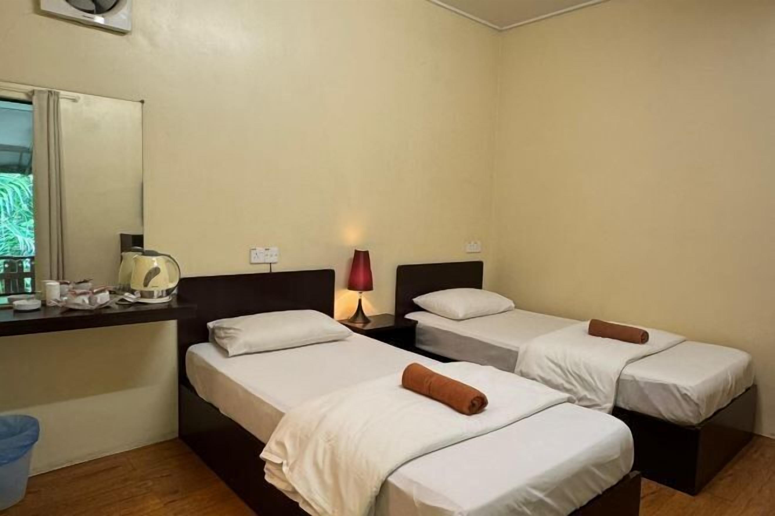 Bàn, bàn ủi/dụng cụ ủi quần áo, bộ trải giường 