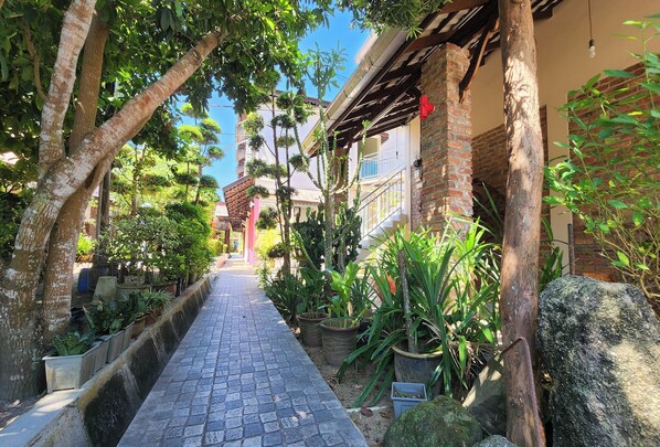 Escritorio, tabla de planchar con plancha, ropa de cama