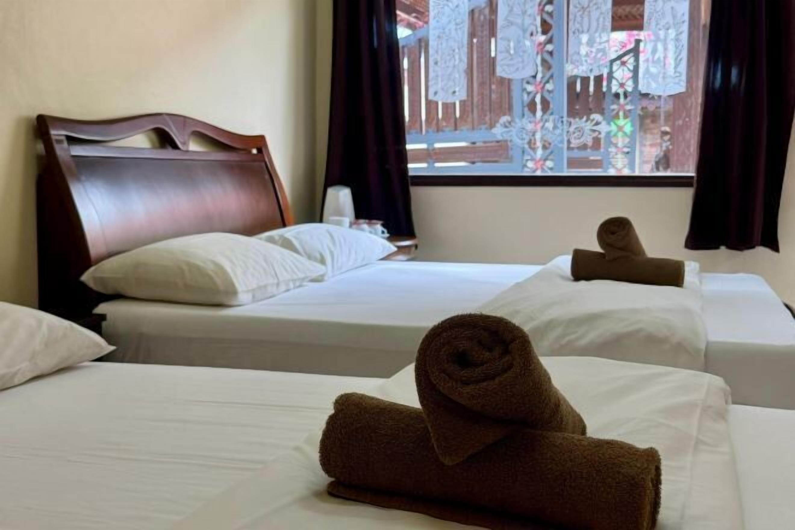 Bàn, bàn ủi/dụng cụ ủi quần áo, bộ trải giường 