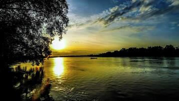 Deluxe Room | Meja, seterika/papan seterika, cadar katil