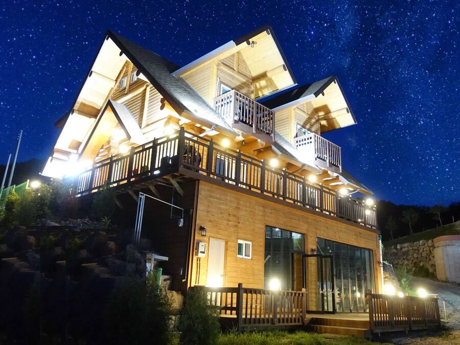 Majoituspaikan julkisivu illalla/yöllä