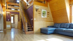 12 Person Room | 客廳