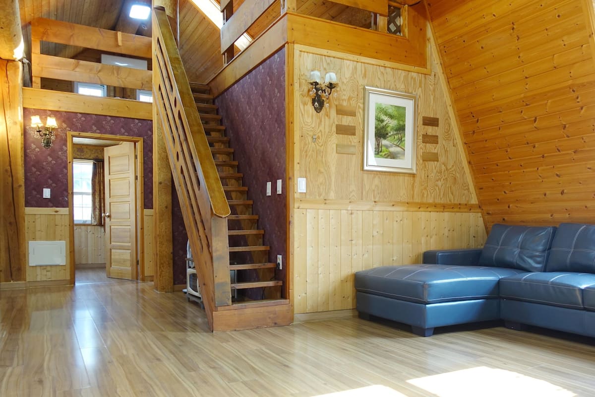 10 Person Room B | Living area | Flat-screen TV