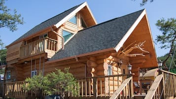 8 Person Suite Private Residence | Free WiFi