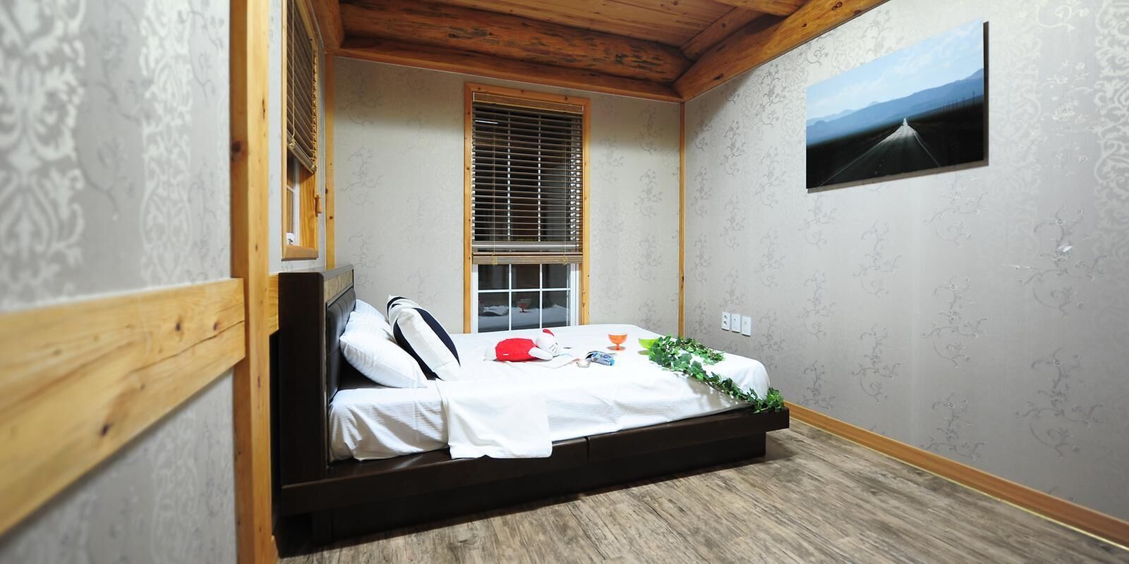 8 Person Room A | Free WiFi