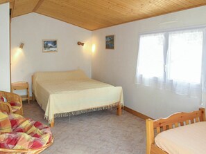 2 soverom, strykejern/-brett, reiseseng for barn og wi-fi (inkludert)