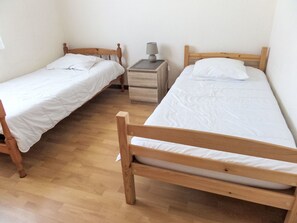 2 soverom, reiseseng for barn og sengetøy