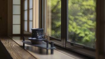 A window with a view of trees outside.