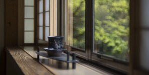 A window with a view of trees outside. - Okyakuya (Minamioguni)