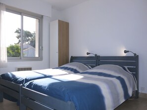 2 bedrooms, travel crib, free WiFi, bed sheets