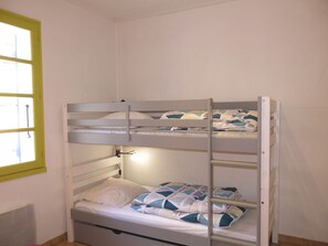 2 habitaciones, cuna de viaje, wifi gratis y ropa de cama