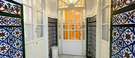 المنشأة من الداخل