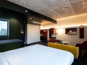 Familiekamer, 1 tweepersoonsbed | Hypoallergeen beddengoed, een minibar, een kluis op de kamer, een bureau