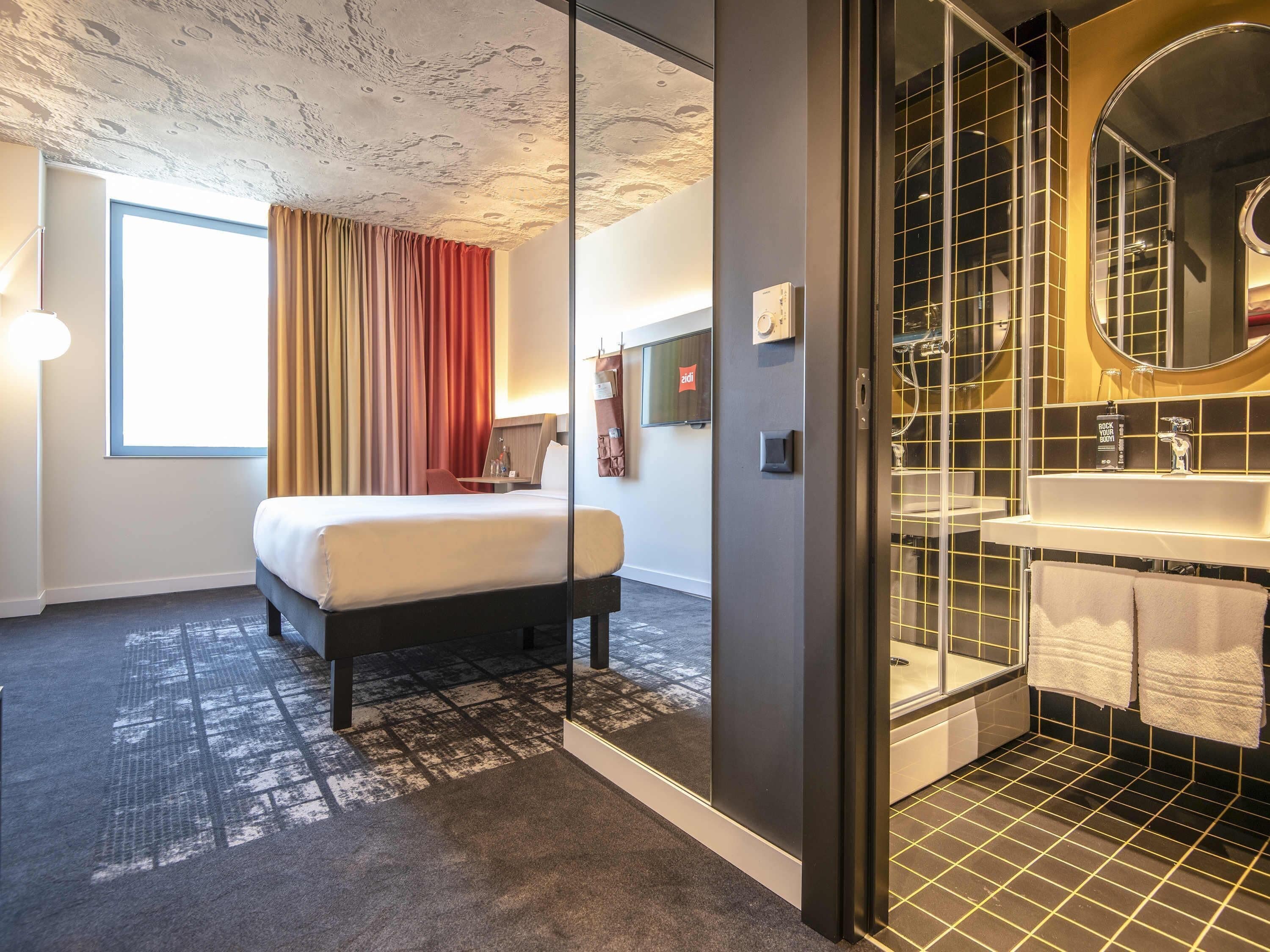 Literie hypoallergénique, minibar, coffres-forts dans les chambres