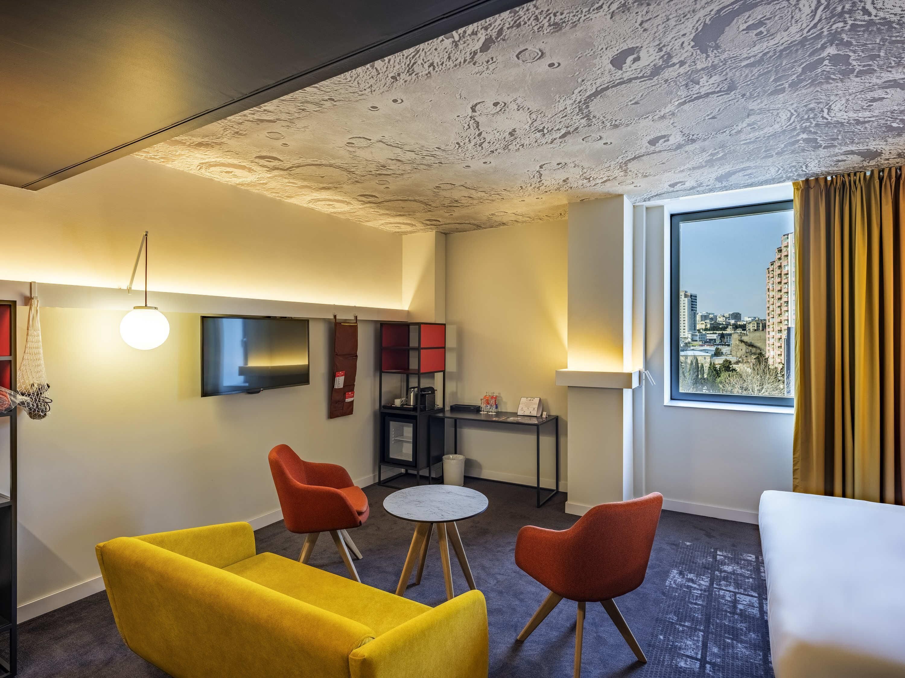 Hypoallergeen beddengoed, een minibar, een kluis op de kamer, een bureau