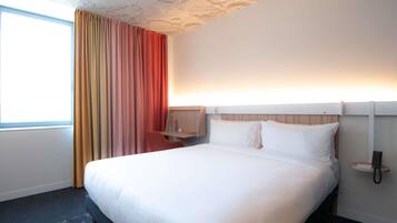 Premium Room, 1 Double Bed | Hypo-allergenic bedding, minibar, in-room safe, desk