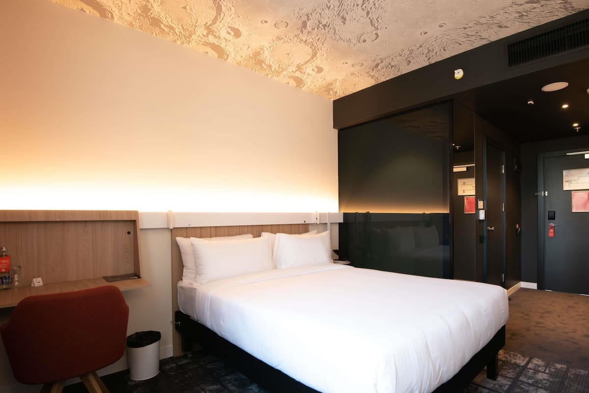 Minibar, coffres-forts dans les chambres, bureau, rideaux occultants