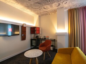 Familiekamer, 1 tweepersoonsbed | Hypoallergeen beddengoed, een minibar, een kluis op de kamer, een bureau