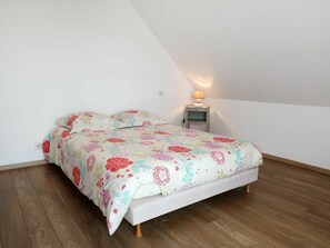 4 bedrooms, iron/ironing board, travel crib, free WiFi