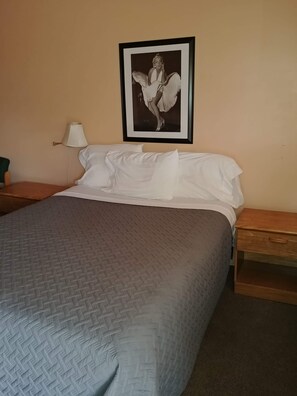 City-Einzelzimmer | Individuell dekoriert, laptopgeeigneter Arbeitsplatz, Bettwäsche