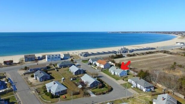 Une zone résidentielle côtière, avec des maisons et une plage.