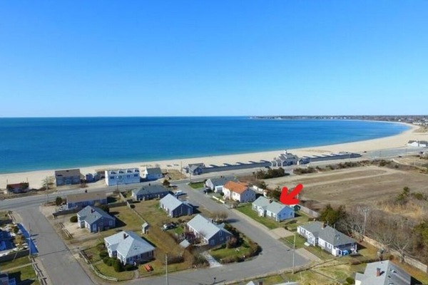 Beach nearby, sun loungers, beach towels