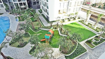 Een binnenzwembad, een buitenzwembad