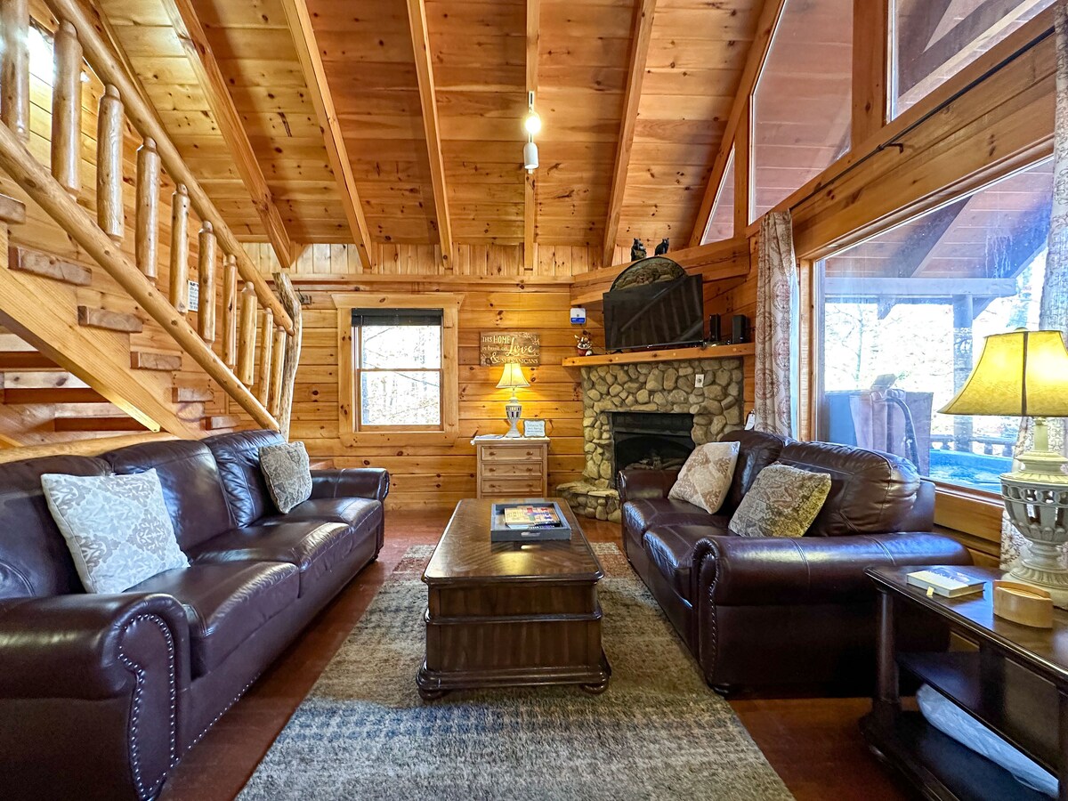 Newly Remodeled 4 Bedroom! Pet Friendly!! PROMOTIONAL RATES! Private Hot Tub!