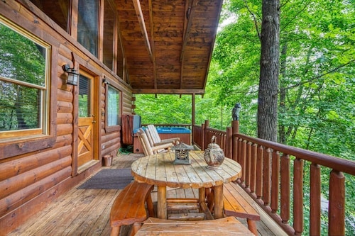 Newly Remodeled 4 Bedroom! Pet Friendly!! PROMOTIONAL RATES! Private Hot Tub!