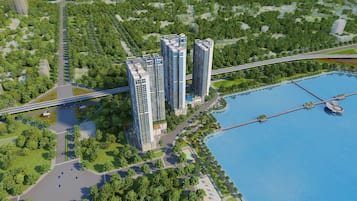 Una piscina techada, una piscina al aire libre