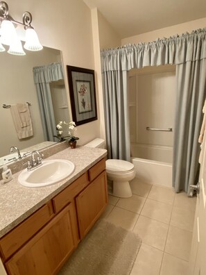A bathroom with a sink, toilet, and bathtub. - Perfect Location 2/2 Villa in Creekside Landing walking distance to Lake Sumter (The Villages)