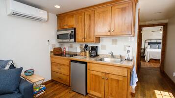 Een magnetron, een oven, een kookplaat, een koffiezetapparaat/waterkoker