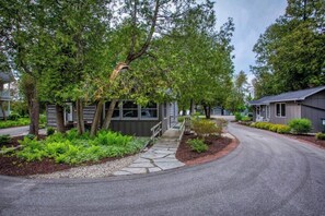 A residential street with houses, a paved driveway, and a stone pathway leading to a house entrance. - Cabin in Downtown Ephraim-Perfect for couples! (Ephraim)