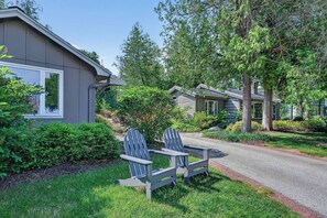 A residential area with two houses, a driveway, and two Adirondack chairs. - Cabin in Downtown Ephraim-Perfect for couples! (Ephraim)