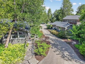 A residential area with a paved driveway, wooden fences, and houses with sloped roofs. - Cabin in Downtown Ephraim-Perfect for couples! (Ephraim)