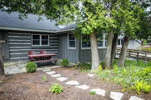 Outdoor dining - Remodeled Log Cabin | Dog-Friendly Near Wilson's (Ephraim)