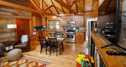 Adorable Pet Friendly Cottage in the Heart of Ephraim! Great WiFi