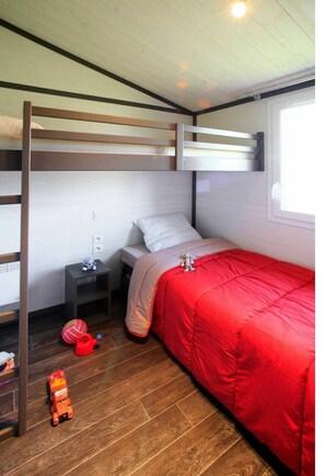 2 bedrooms, travel crib, free WiFi