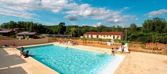 Nice apartment in villa for 6 people with pool, WIFI, TV, terrace, pets allowed and parking
