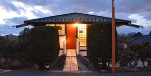Fachada de la propiedad por la tarde o noche