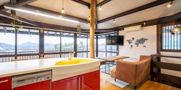 Izu Ricca | In-room dining